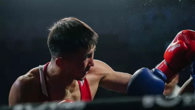 Махмуд Сабырхан сотворил камбэк в бою с Узбекистаном за медаль ЧА-2026 по боксу