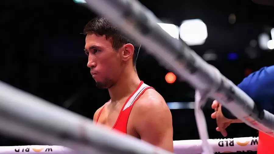 Махмуд Сабырхан победил в первом бою Казахстан - Узбекистан на ЧА-2026 по боксу: видео