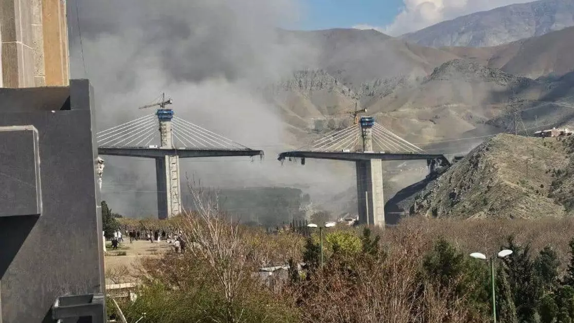 АҚШ соққысынан Ирандағы ең биік көпір құлады