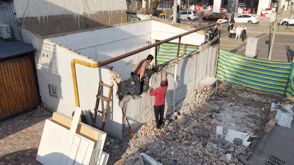 Владельцев точки с самсой заставили снести помещение в Алматы