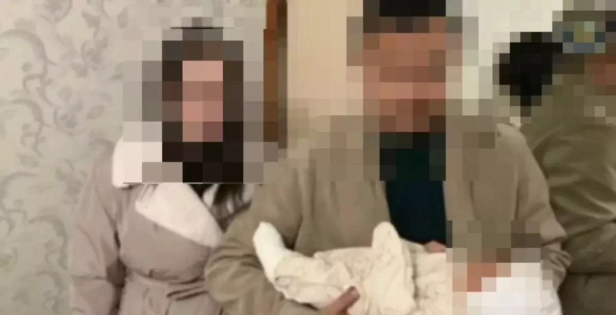 Павлодарда жас ана нәрестесін сатпақ болған сәтте қолға түсті (видео)