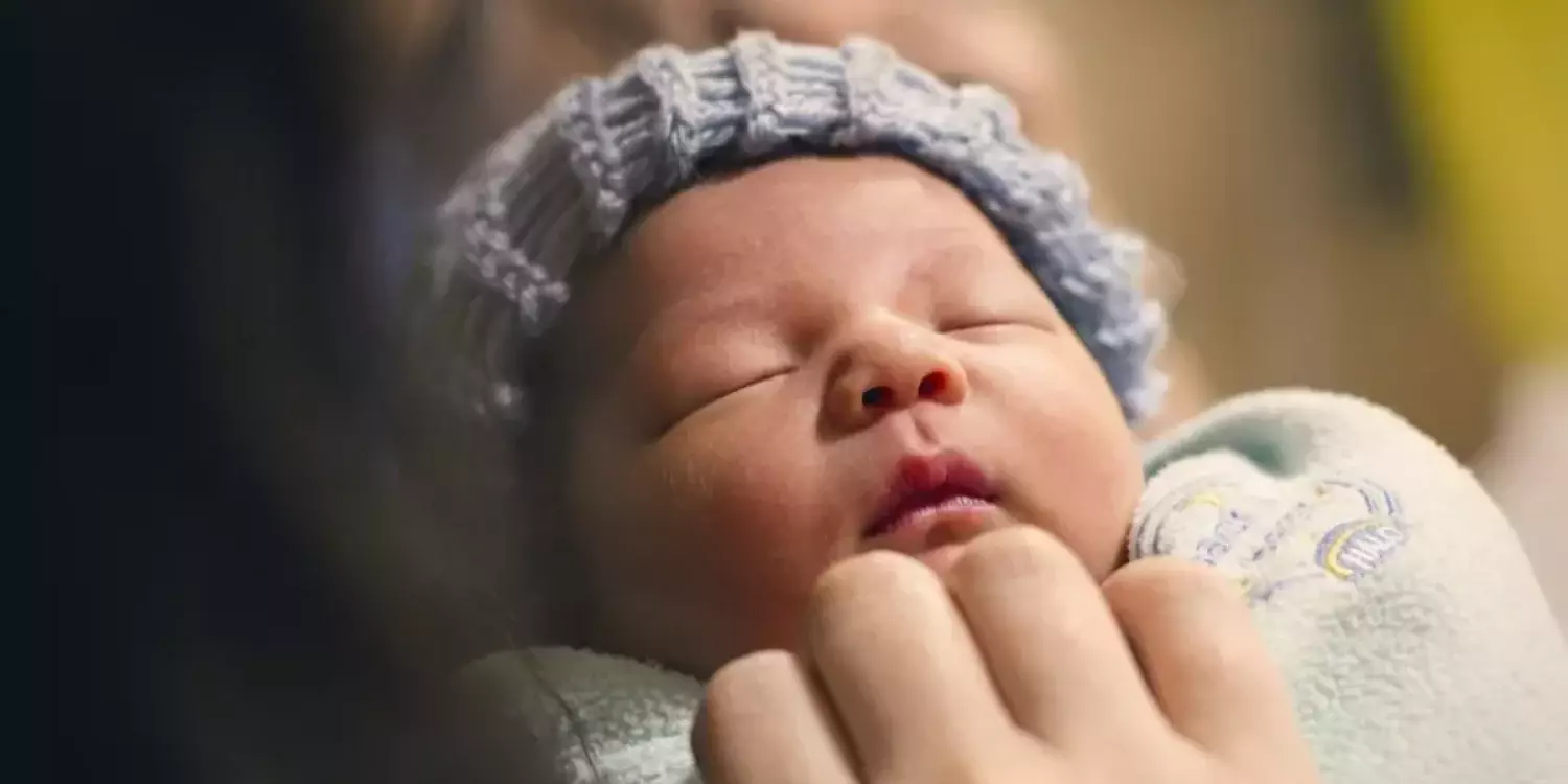 23 жастағы қыз жаңа туған сәбиін сатып жатқан кезде ұсталды