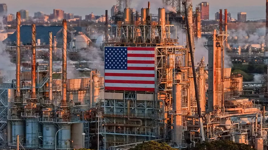 США извлекают из стратегического резерва еще миллионы баррелей, что, по мнению критиков, может усилить уязвимость страны.