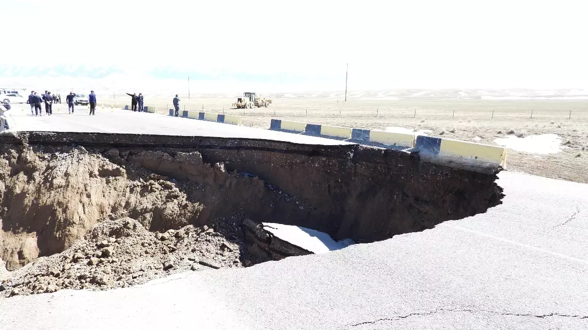 Жер астына жасырылған “миналар”: Күре жолдың опырылу себебі неде?!