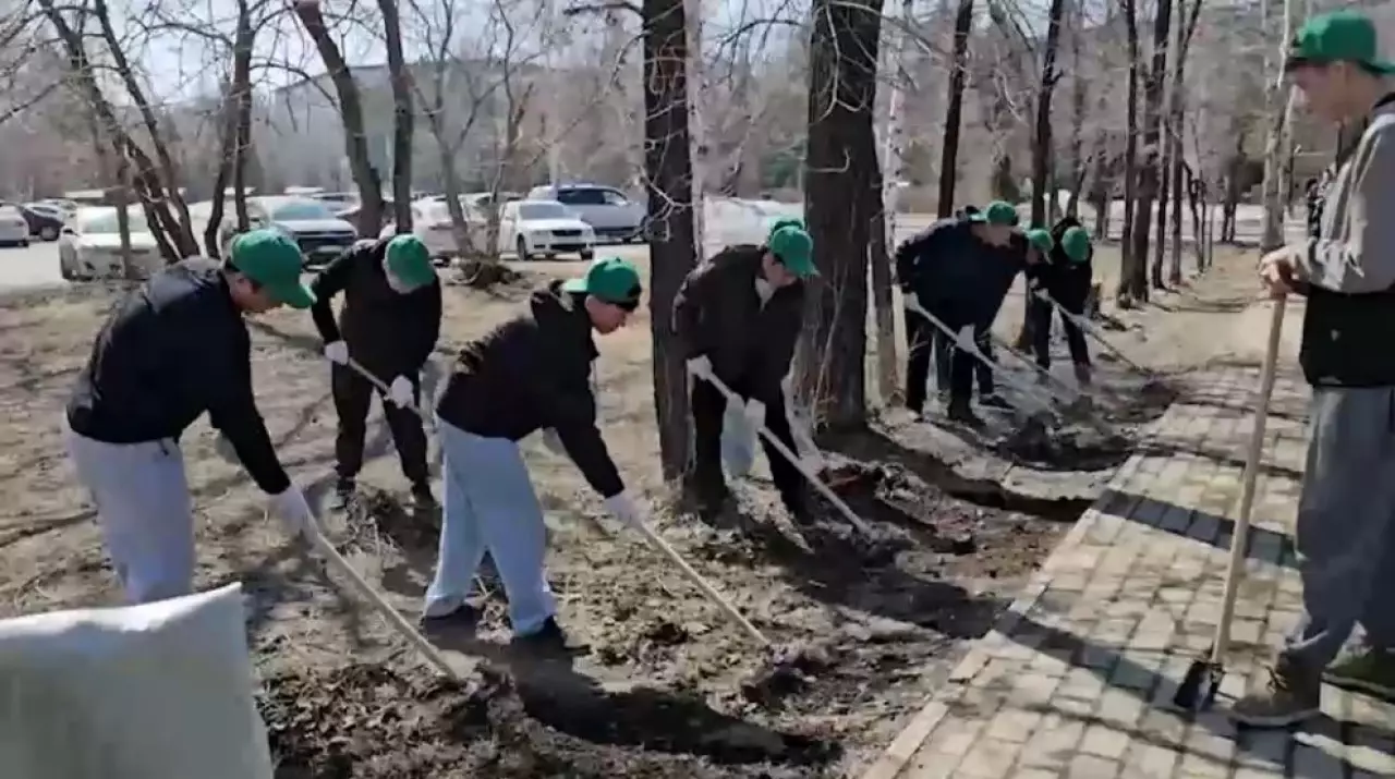 Таза Қазақстан: массовые субботники проходят в ВКО