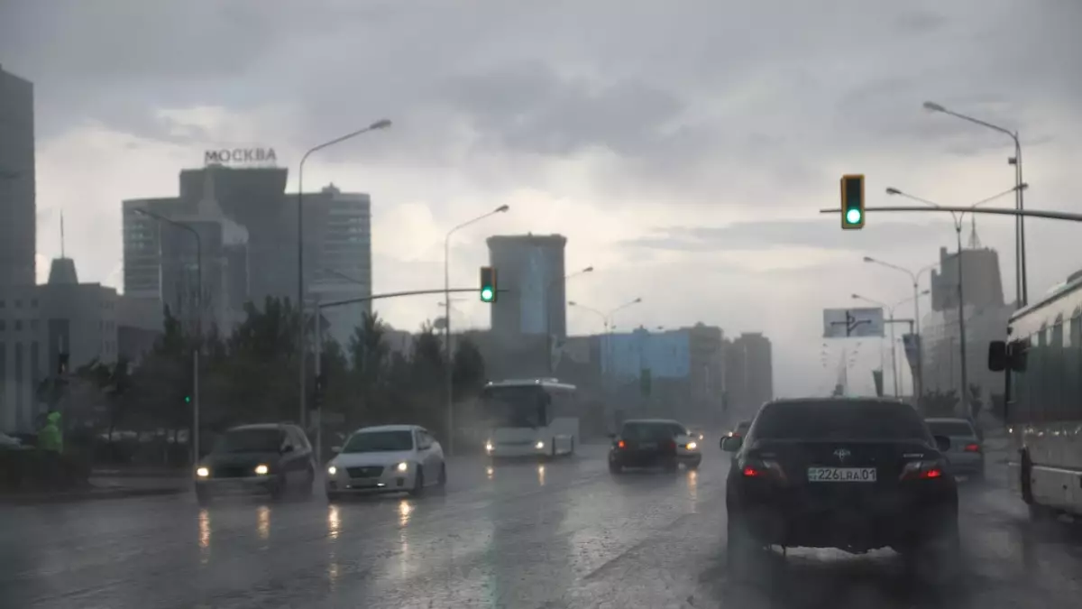 Бұршақ, нөсер және тұман: 15 өңірде дауылды ескерту жарияланды