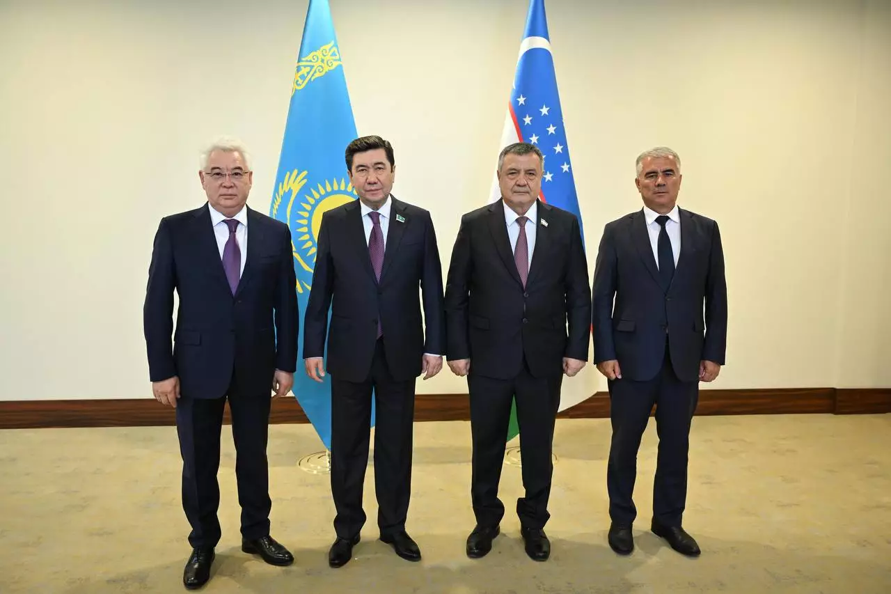 Казахстан и Узбекистан обсудили цифровое сотрудничество.