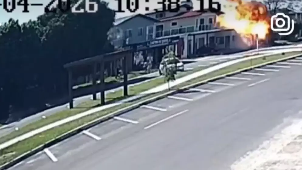 Легкомоторный самолет врезался в дом на юге Бразилии: трое погибли