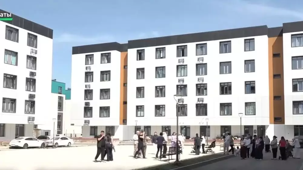 Жильцы нового ЖК в Алматы жалуются на плесень, трещины и протекающую крышу