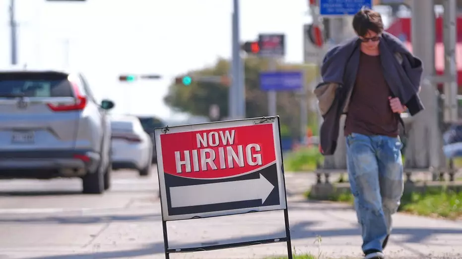 Трамп хвалит неожиданно высокий отчет по занятости за март на фоне восстановления экономики после слабого февраля.