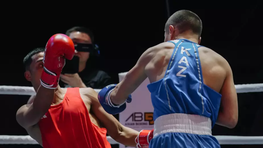 Казахстанский боксер без боя гарантировал себе медаль ЧА-2026