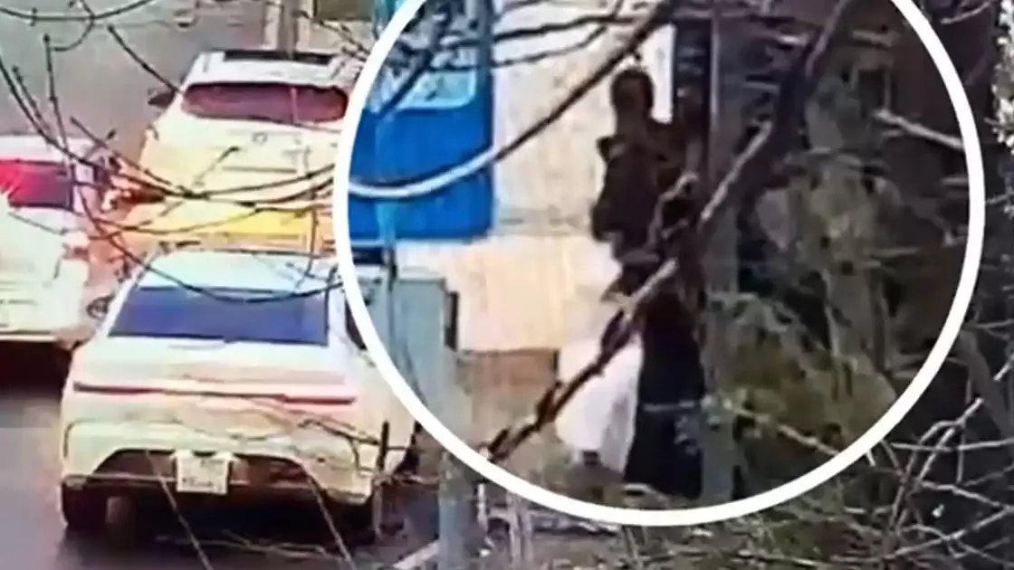 "Үш қыз өзара келісе алмай қалып аялдаманы бұзған". Шымкентте үш адам автобус аялдамасының тас-талқанын шығарды