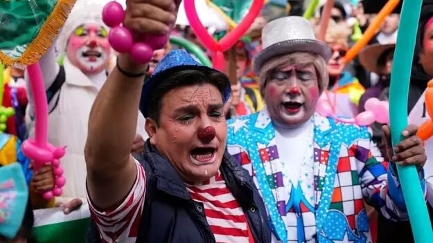 "Мемлекет негізгі табыс көзінен айырған". Елдегі тыйымдарға төзбеген клоундар көтеріліске шықты