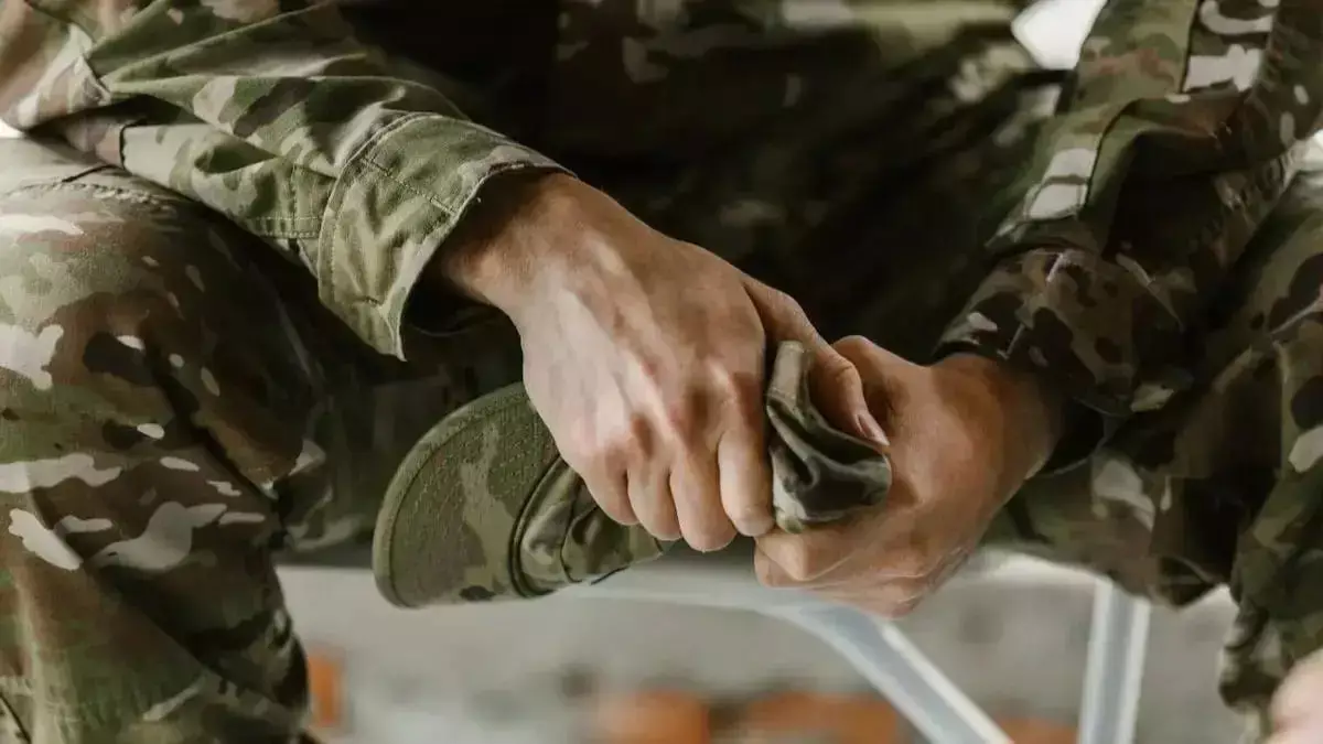 В Алматы офицера лишили звания и ограничили свободу за превышение полномочий