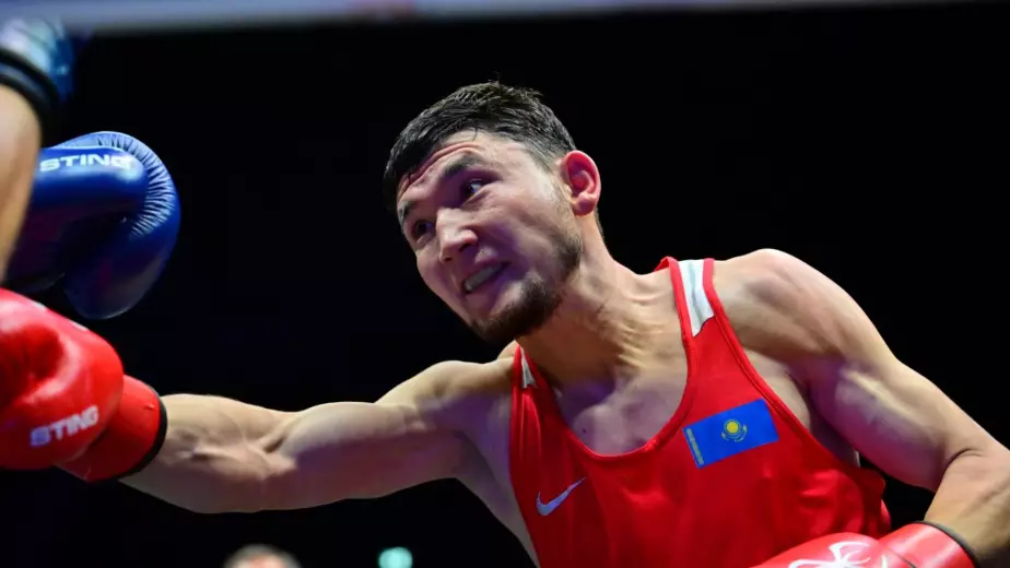 Боксер Ертуган Зейнуллинов вышел в полуфинал ЧА-2026 и обеспечил себе медаль