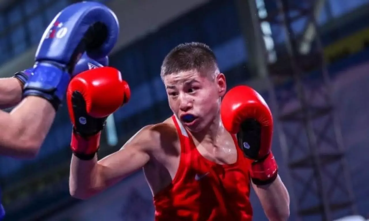 Казахстанец без боя выиграл медаль ЧА по боксу