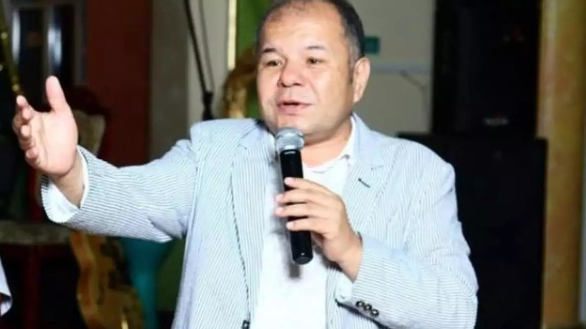 Уәлибек Әбдірайымов әзілкеш Тұрсынбекке реніш білдіріп, сахнада сөзбен "сойып салды"