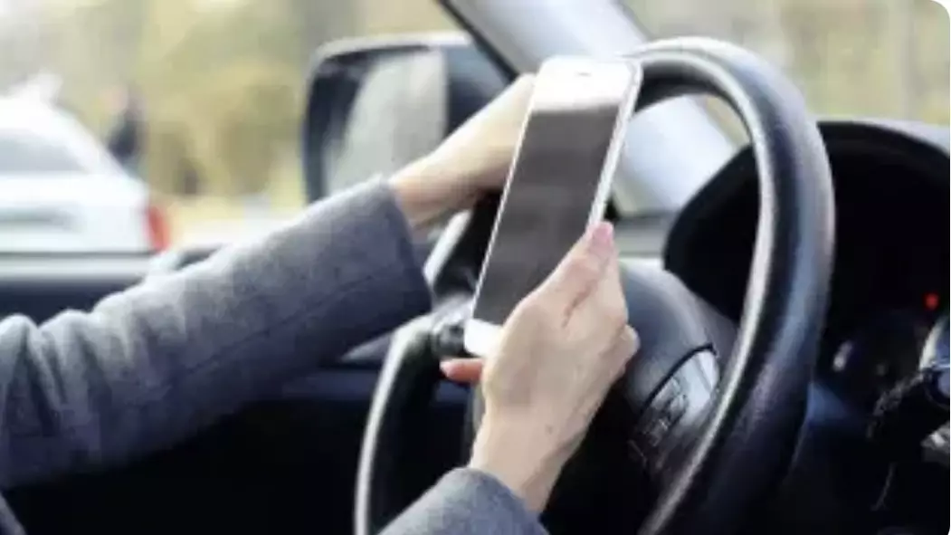 Рөлде телефон қолдану: айыппұлдан қалай сақтануға болады?