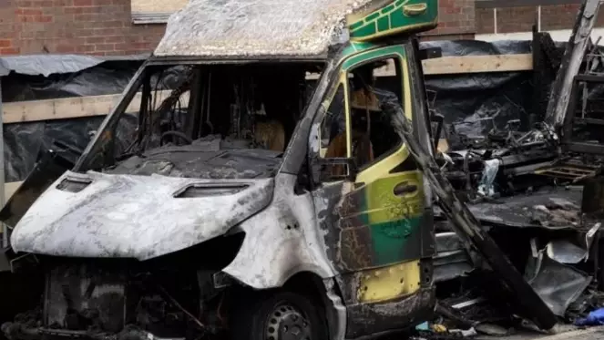 "Дініне қарамай-ақ барлық адамға көмектескен". Еріктілердің жедел жәрдем көлігін өртеп жіберген үш адамға айып тағылды