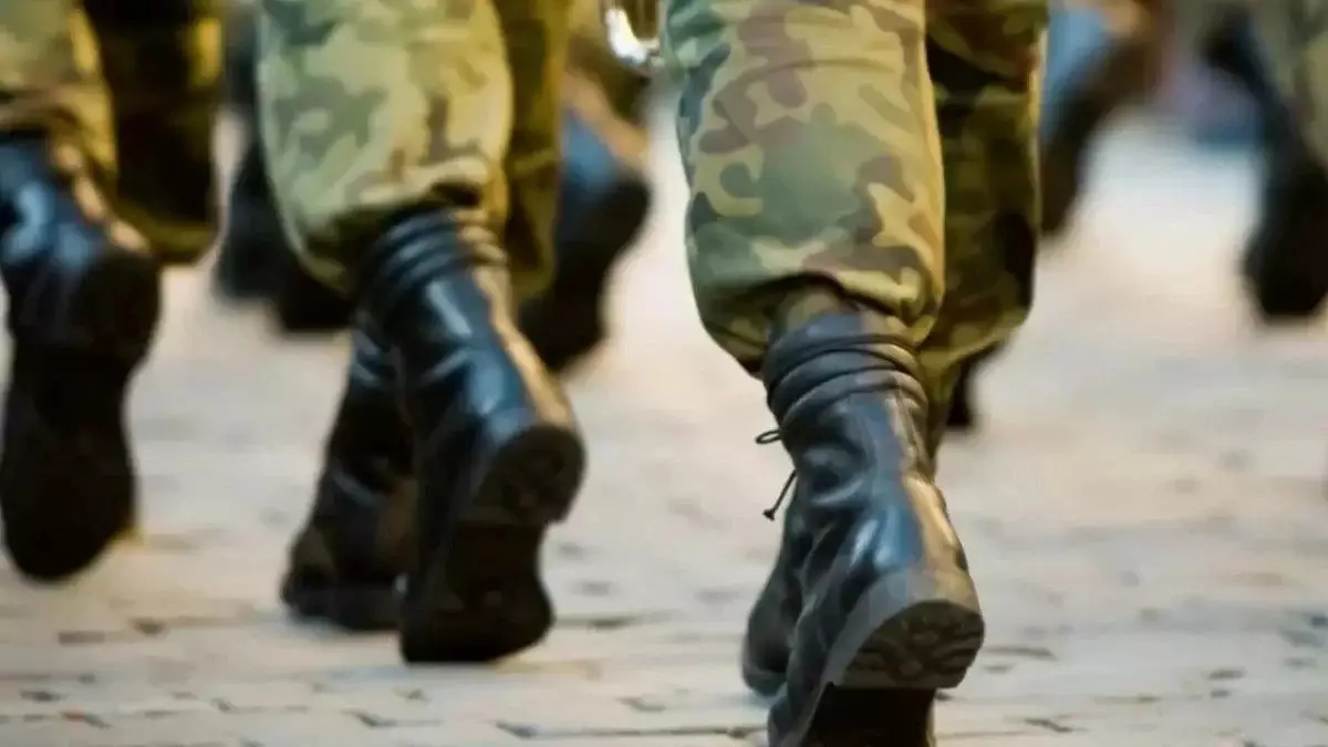 Алматыда сарбазға күш қолданған офицер шенінен айырылып, бостандығы шектелді