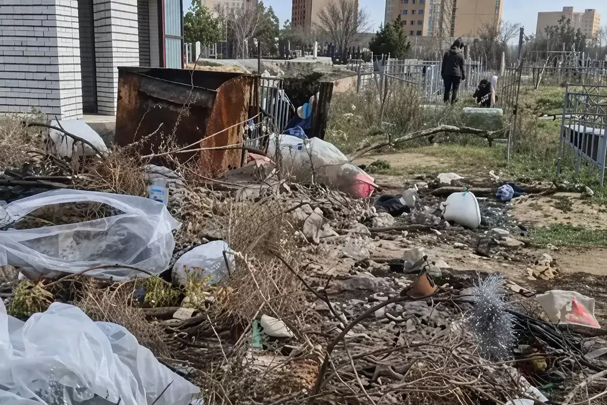 «Мусор не вывозили с осени»: жители Актау жалуются на состояние кладбищ - новости на Lada.kz 04.04.2026