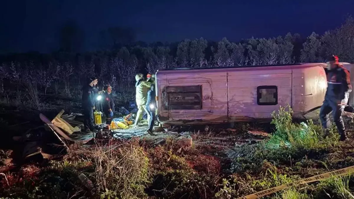 Түркияда жолаушылар мінген шағын автобус аударылып, бір адам көз жұмды