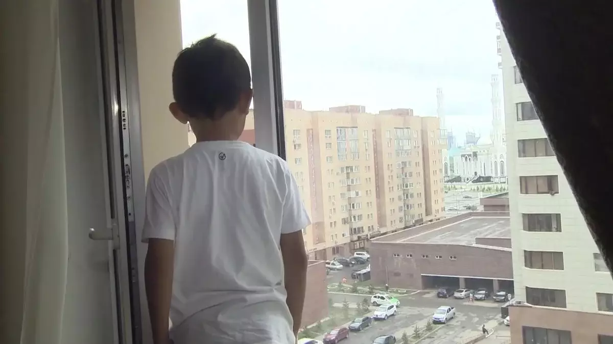 ТЖМ ескертеді: балаларды терезеден құлаудан қалай қорғау керек