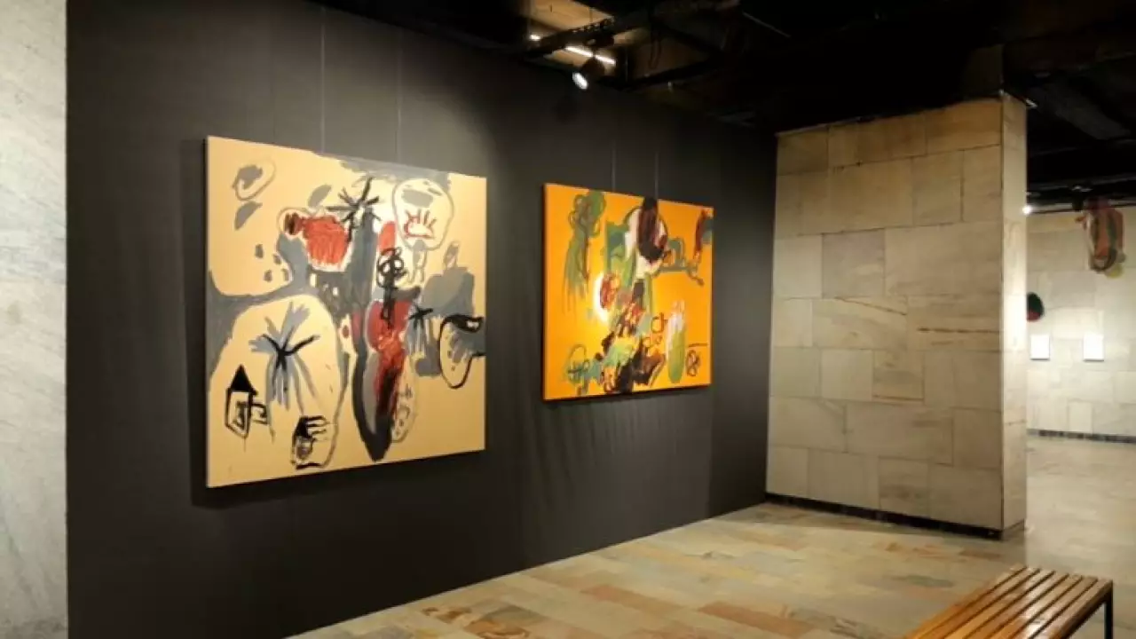 Казахстанская художница представила выставку в Ташкенте