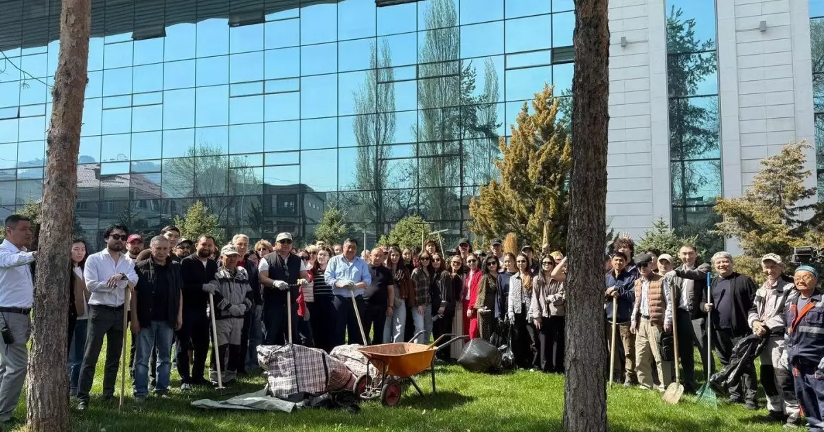  Қала тазалығы – ортақ жауапкершілік: Алматыда мәдениет саласының өкілдері сенбілікке белсенді қатысты 