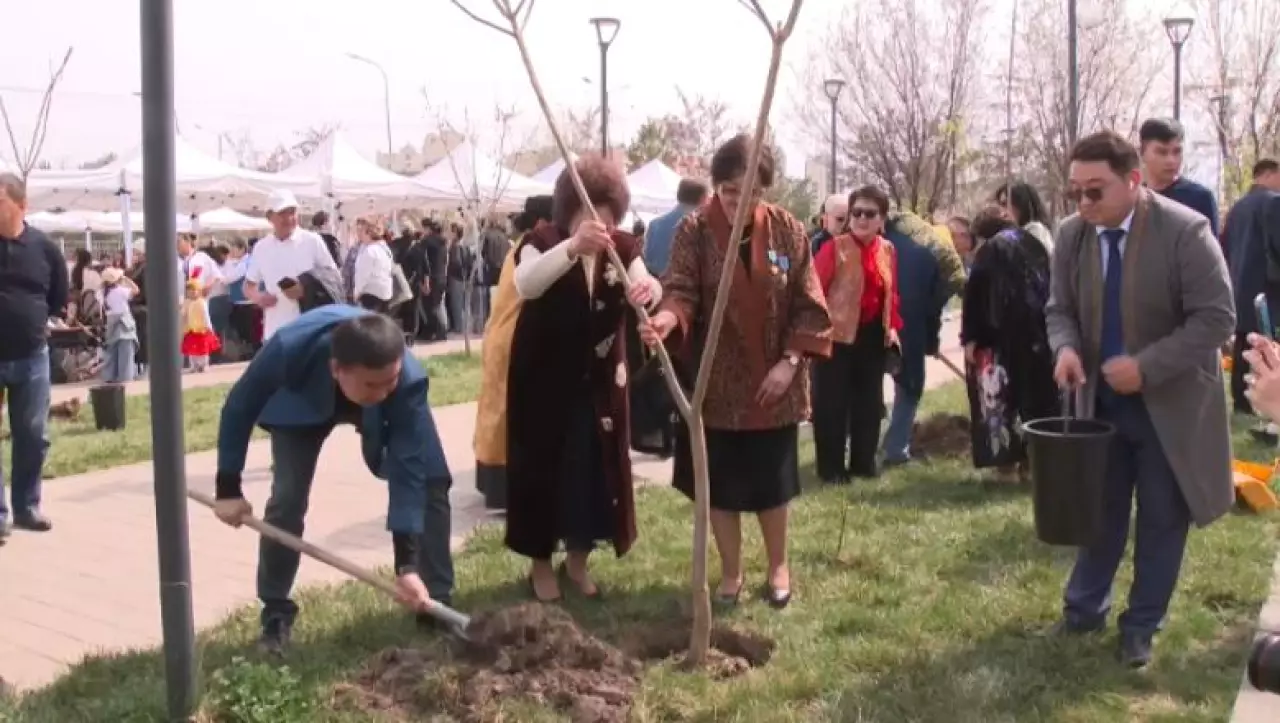 «Аллею наставничества» высадили в одной из школ Алматы