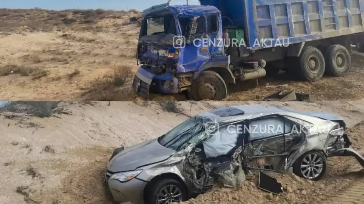 В Мангистау Toyota Camry вылетела в кювет после столкновения с грузовиком