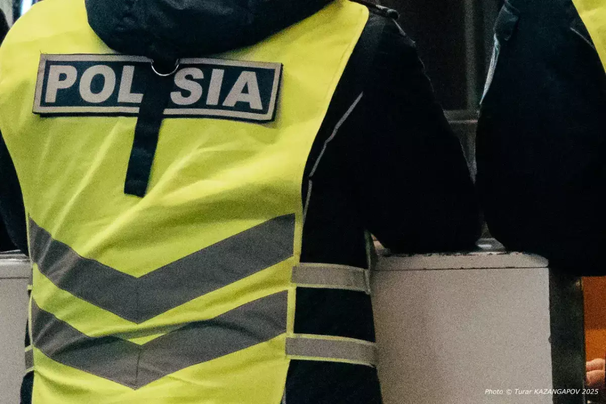 В Казахстане проверяют полицейского после скандальной остановки мотоциклиста