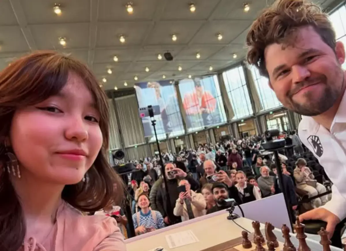 Карлсен пожаловался на казахстанскую шахматистку после совместного фото