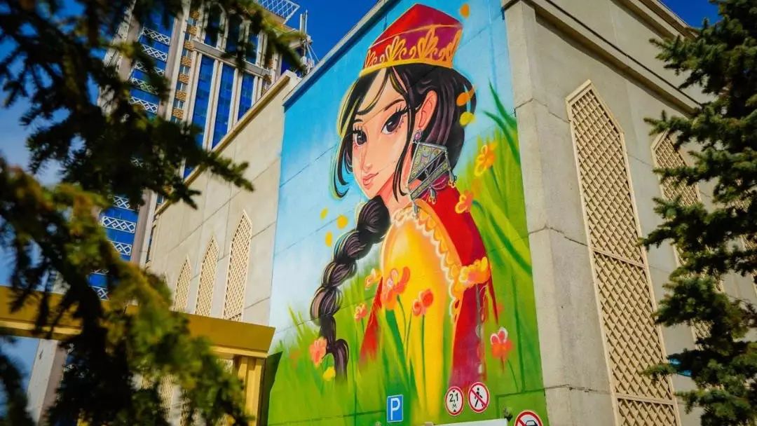 Весенний мурал появился на фасаде одного из зданий в Астане
