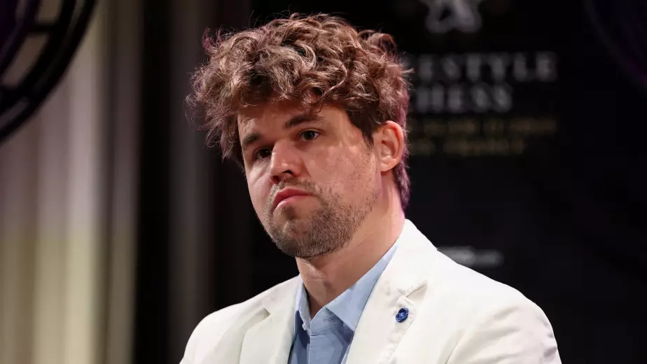 Магнус Карлсен сделал селфи с казахстанкой и пожаловался на нее судьям