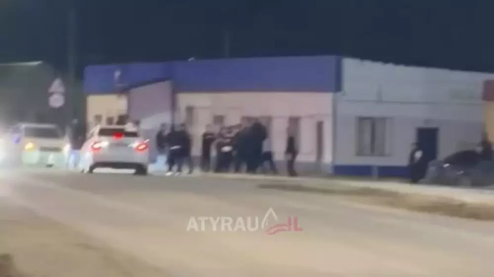 Атырау облысында бір топ жігіт полицейлерді ұрып кеткен