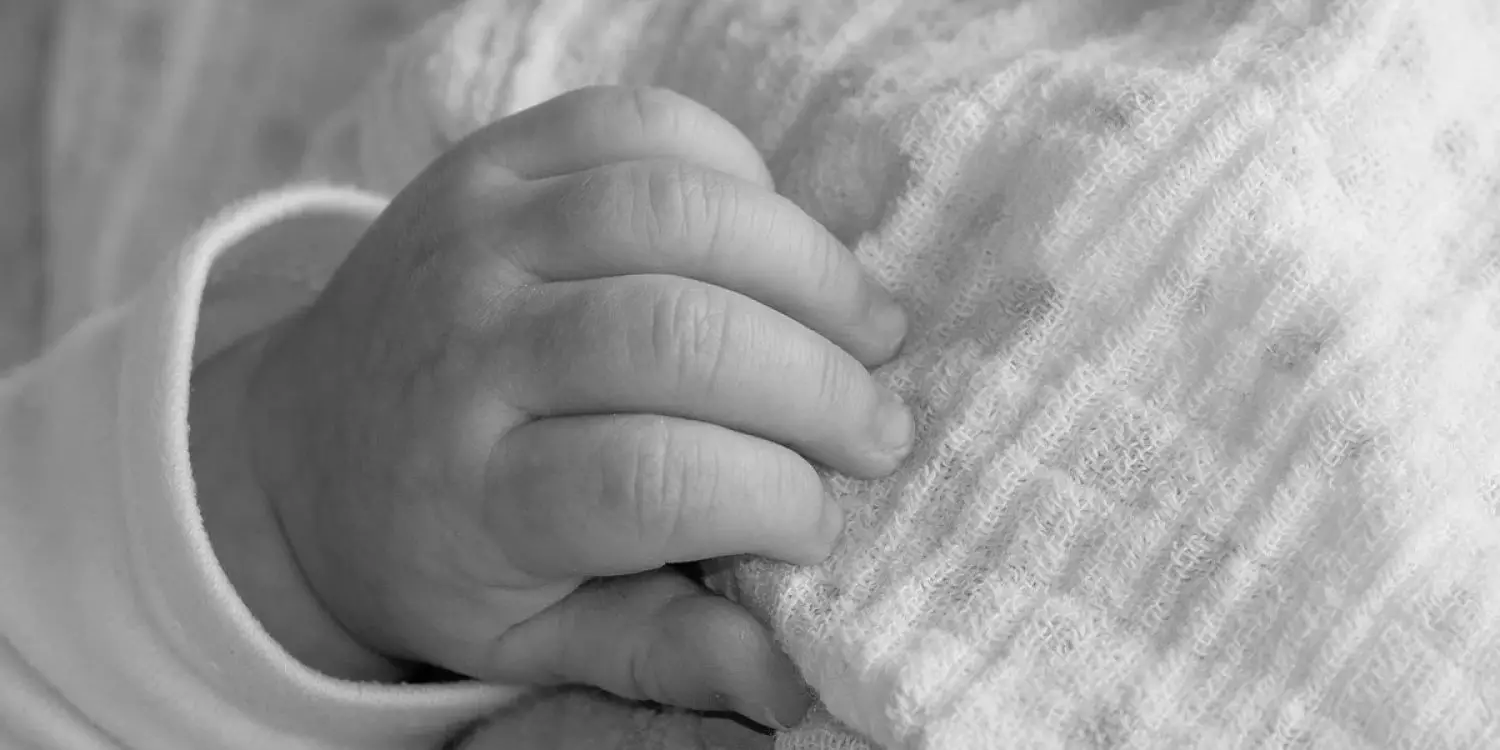 Полиция есебінде тұрған ақтаулық отбасының екі айлық баласы ауруханада қайтыс болды