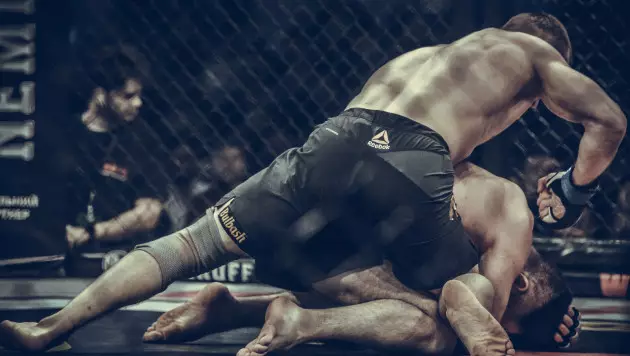 Боец с 14-0 потерпел поражение нокаутом на турнире UFC