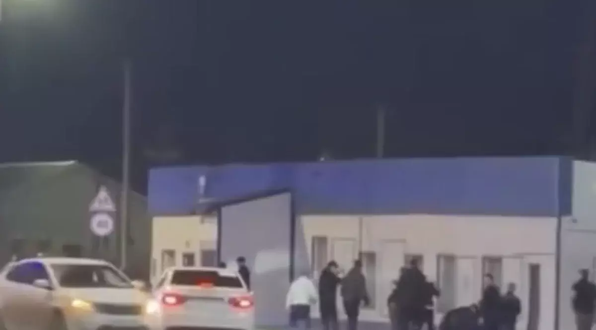 Молодые парни избили полицейских в Атырауской области