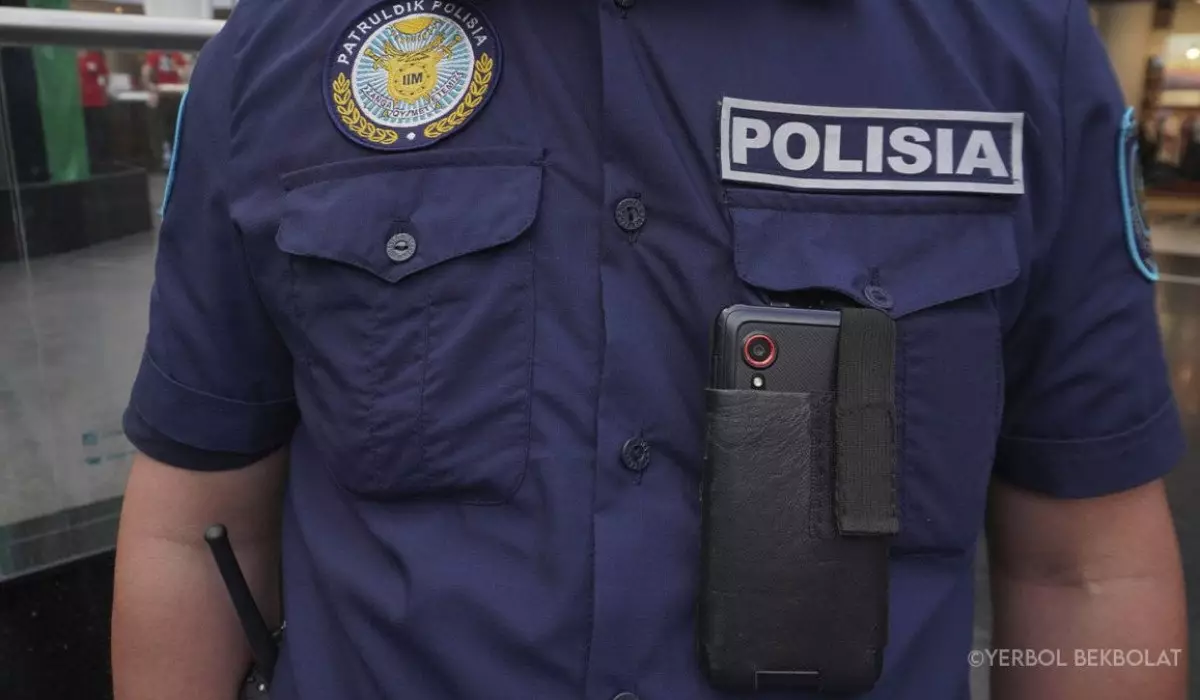 Атырауда бір топ жігіт полицейлерді соққыға жықты