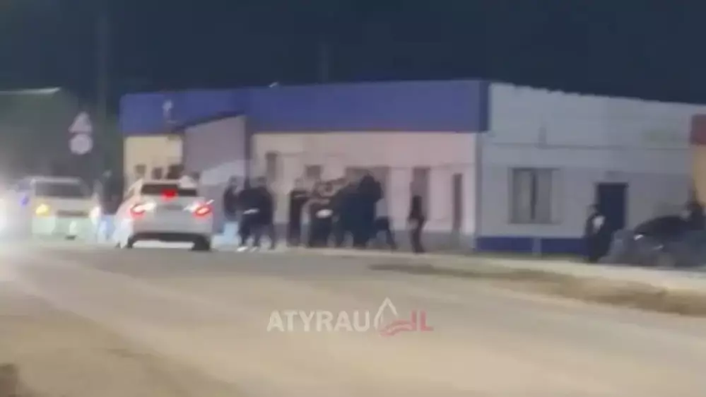 Атырау облысында бір топ жігіт екі полицейді әбден соққыға жыққан (ВИДЕО) 