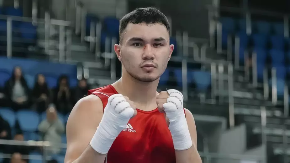 Скандал? Казахстанский боксер взял раунд, но проиграл бой чемпиону мира из Узбекистана на ЧА-2026