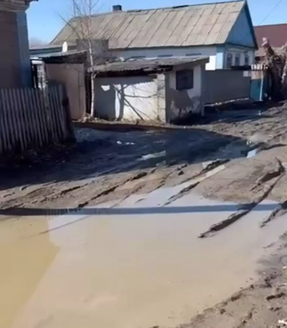 Канал қазды да, жолды батпаққа тастап кетті: Қарағандыда тұрғындар лай кешіп жүр