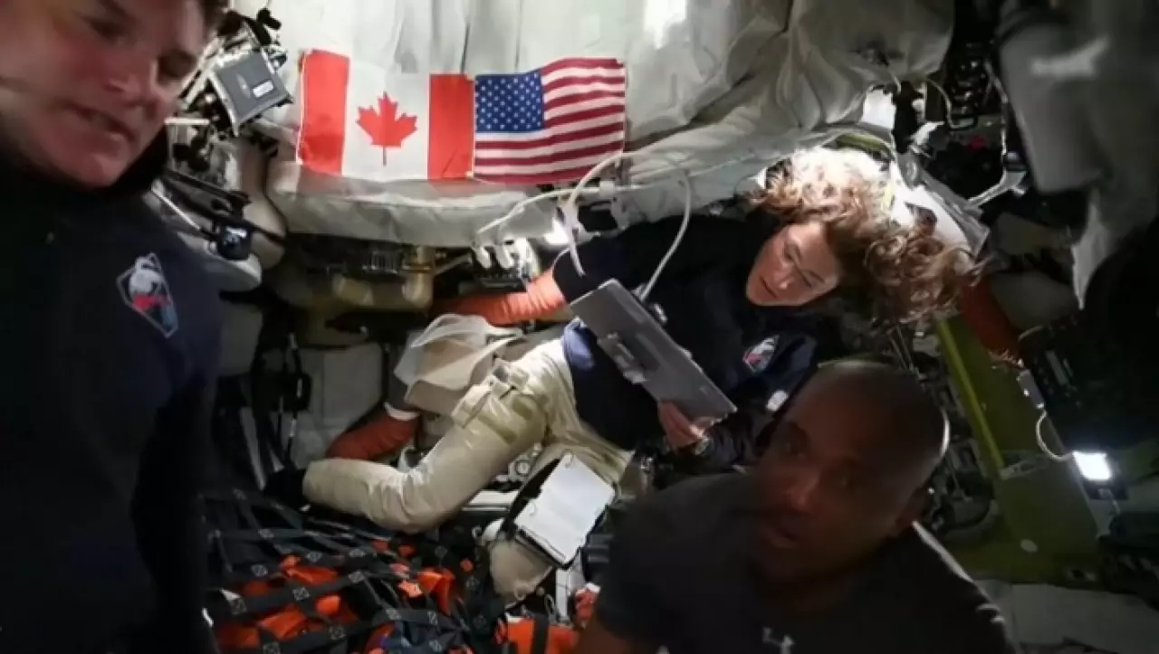 Астронавты пролетели более половины пути до Луны