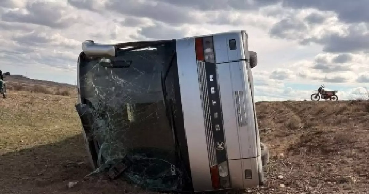  Қарағанды облысында 50 жұмысшысы бар автобус аударылды 