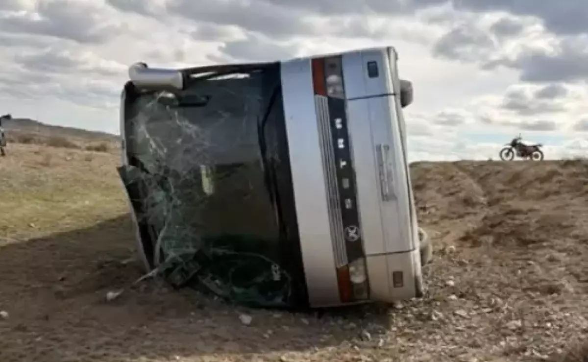 Вахтовый автобус с 50 пассажирами перевернулся под Карагандой