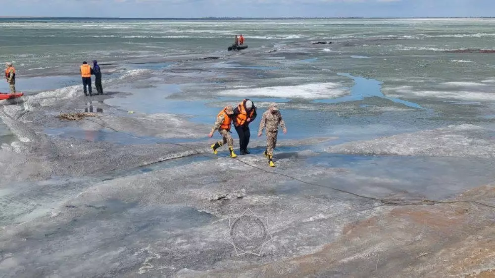 Лодку рыбаков зажало между льдинами в Павлодарской области