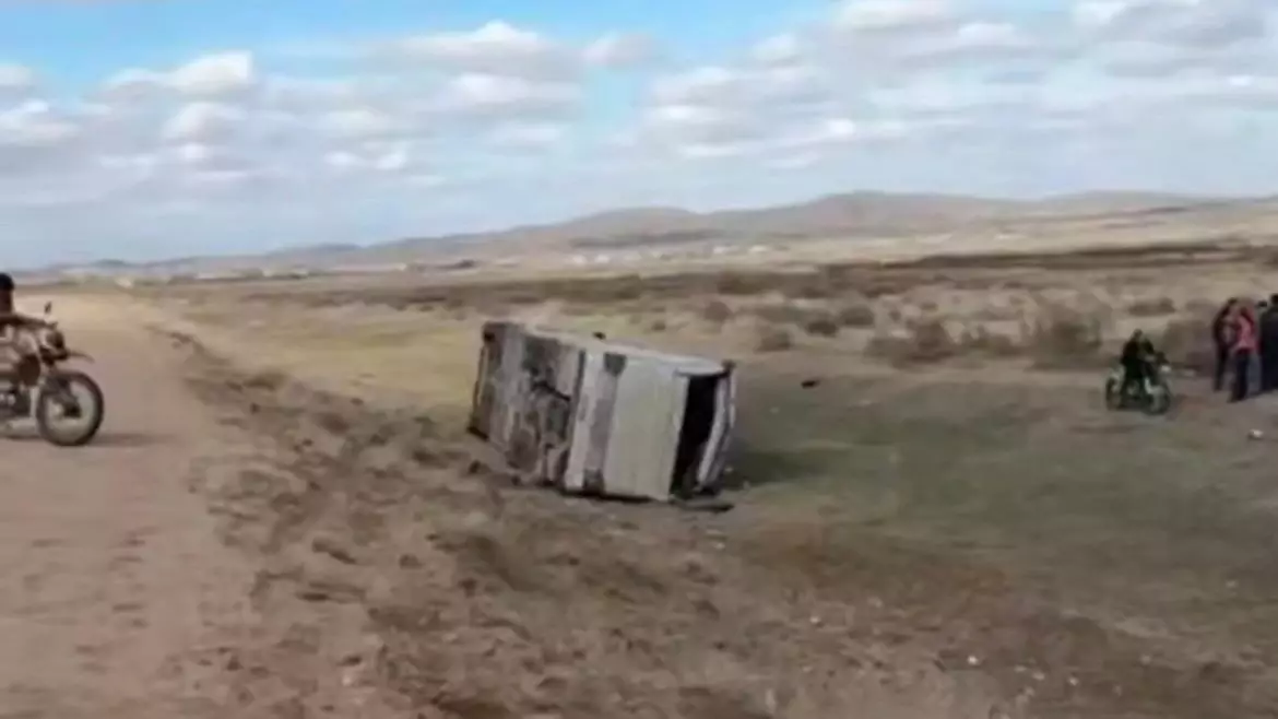 В Карагандинской области перевернулся вахтовый автобус с рабочими