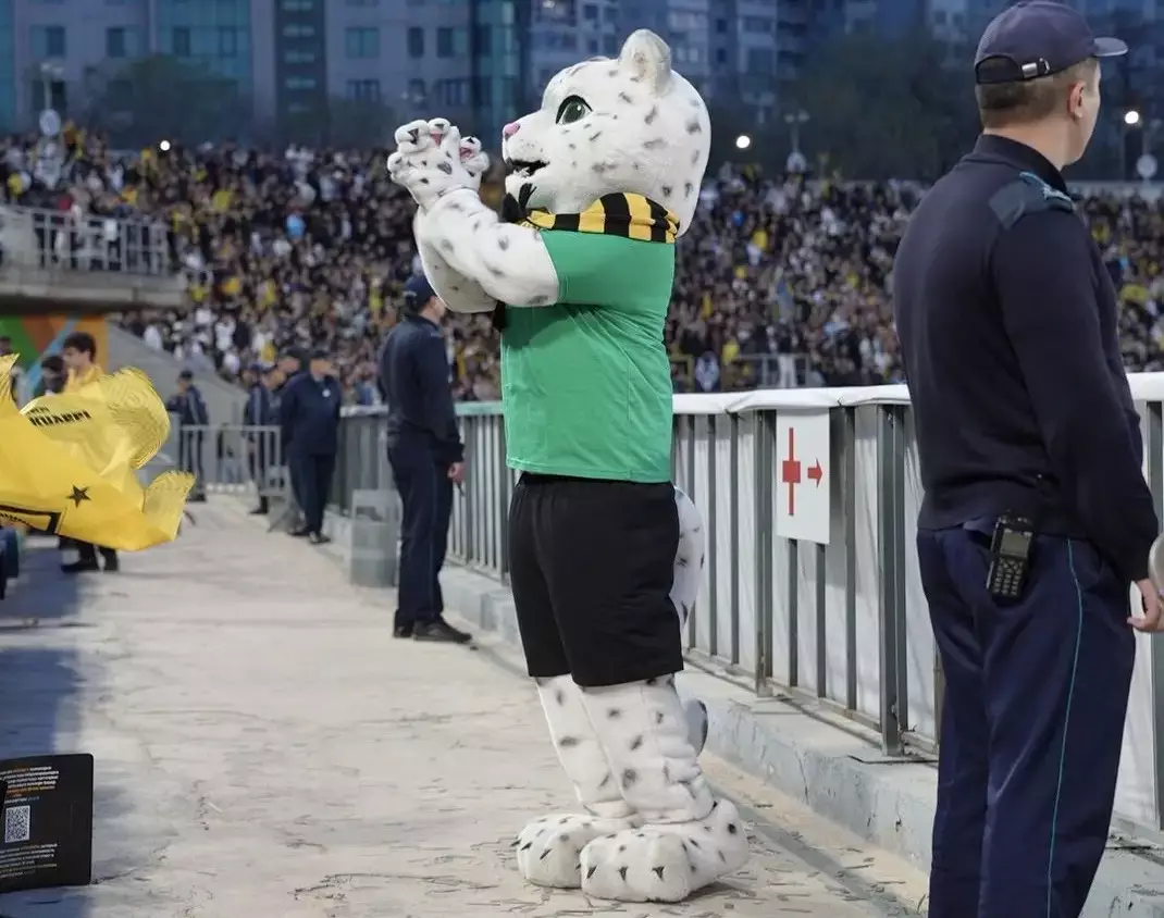 Алматыда «Қайрат» – «Астана» матчынан кейін жанкүйерлер еріктілермен бірге стадионды тазалады