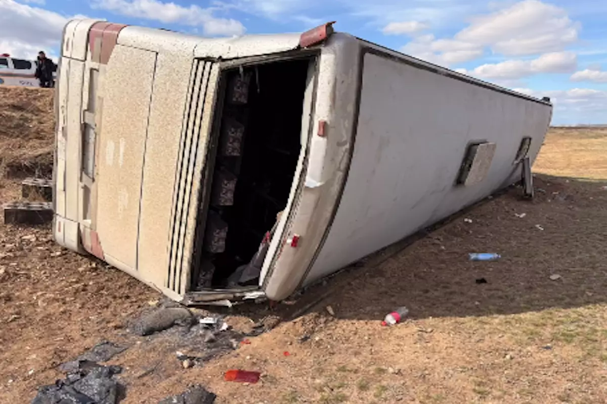 Вахтовый автобус с рабочими перевернулся в Карагандинской области